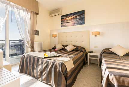 Camera Tripla vista mare